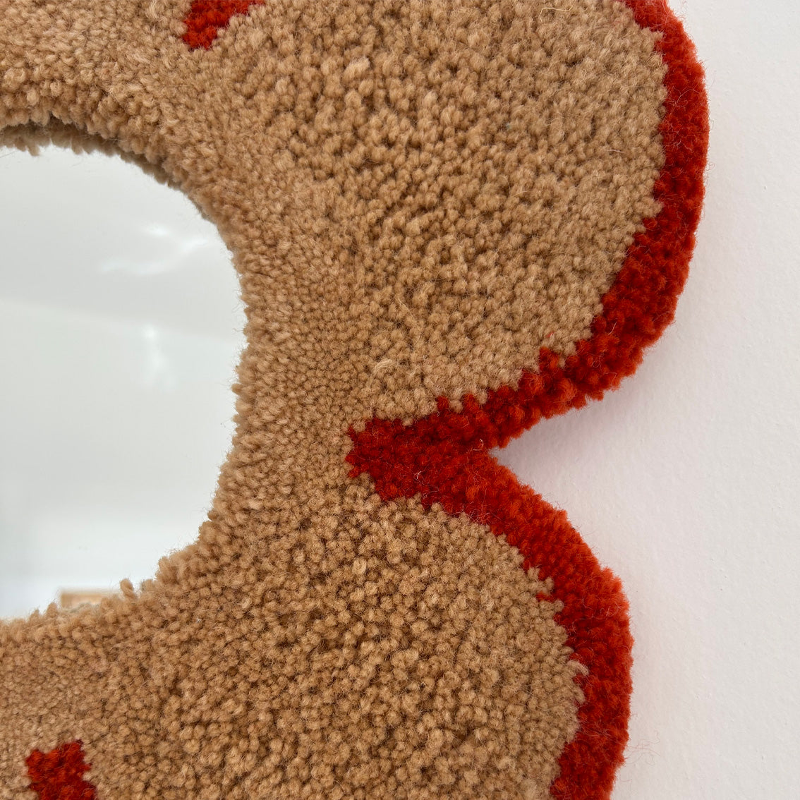 Miroir en tufting, fleur orange.