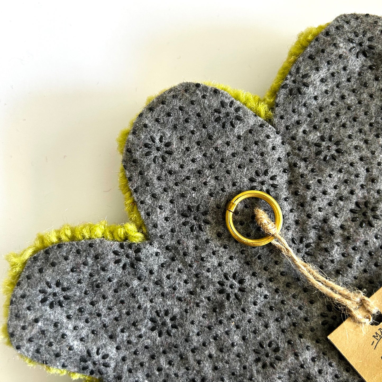 Fleur M verte et rose en tufting.