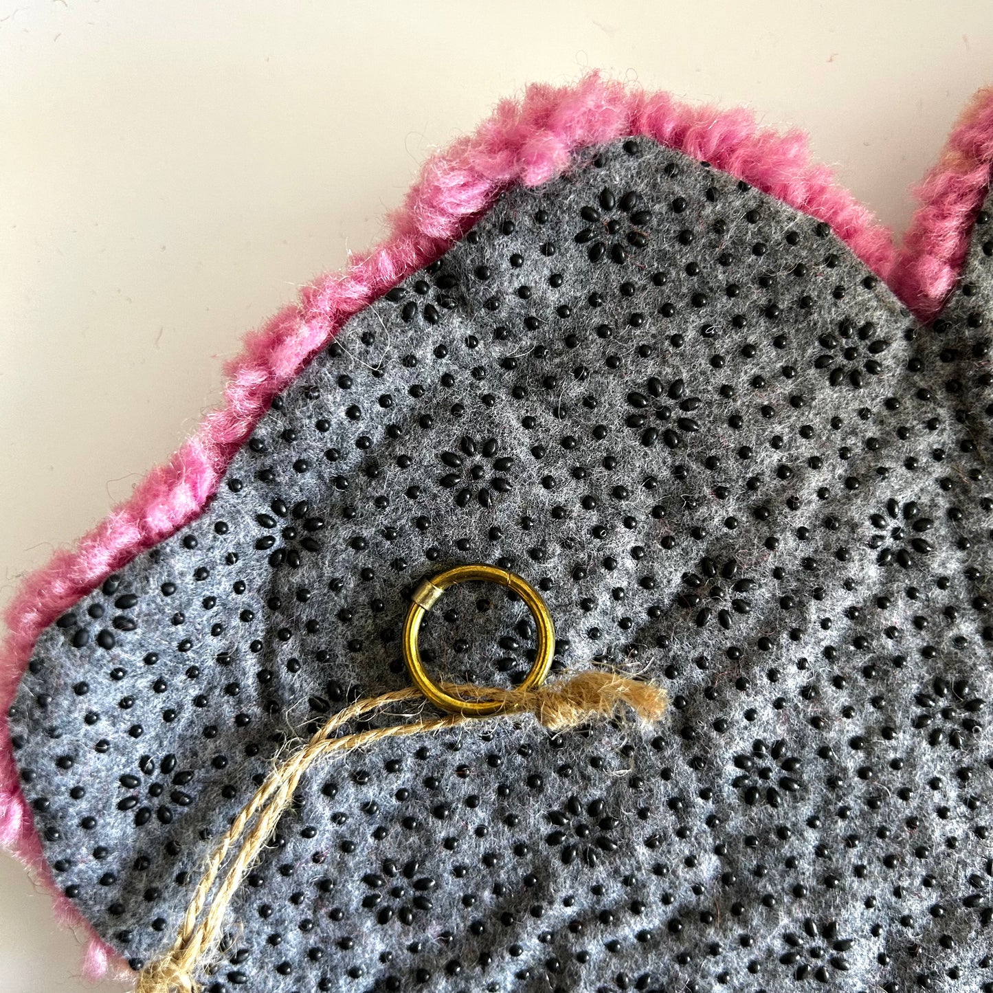 Fleur XL rose et verte en tufting.
