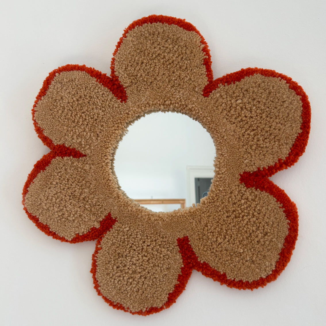 Miroir en tufting, fleur orange.