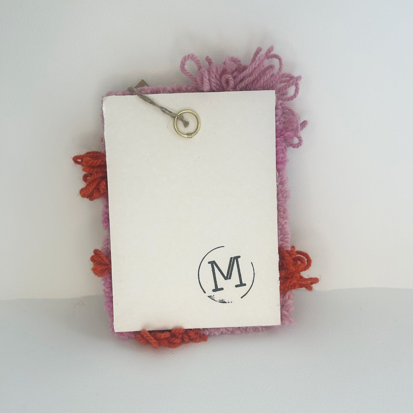 Petit cadre orange et rose en tufting.