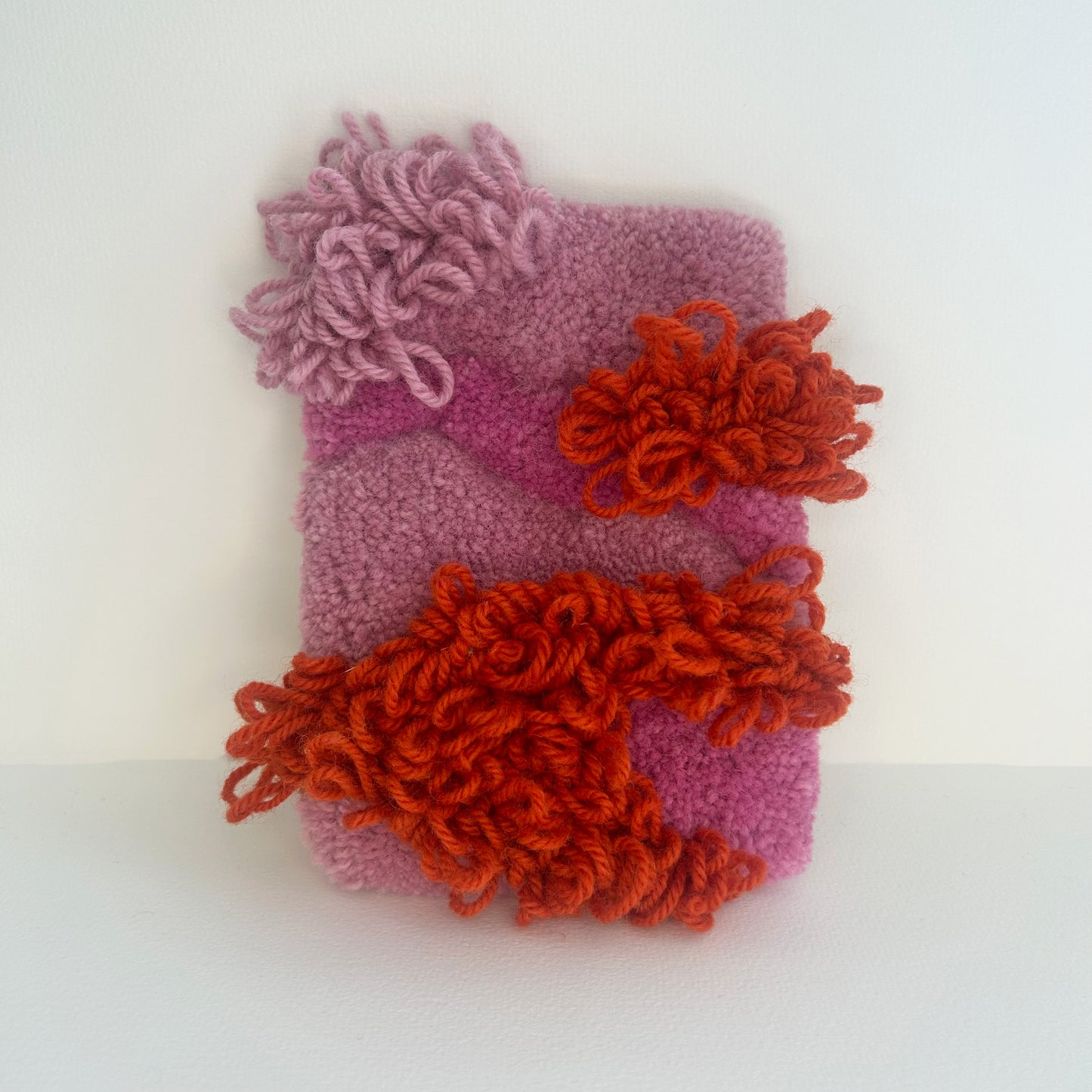 Petit cadre orange et rose en tufting.