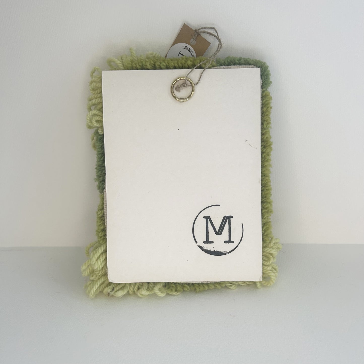 Petit cadre vert en tufting.