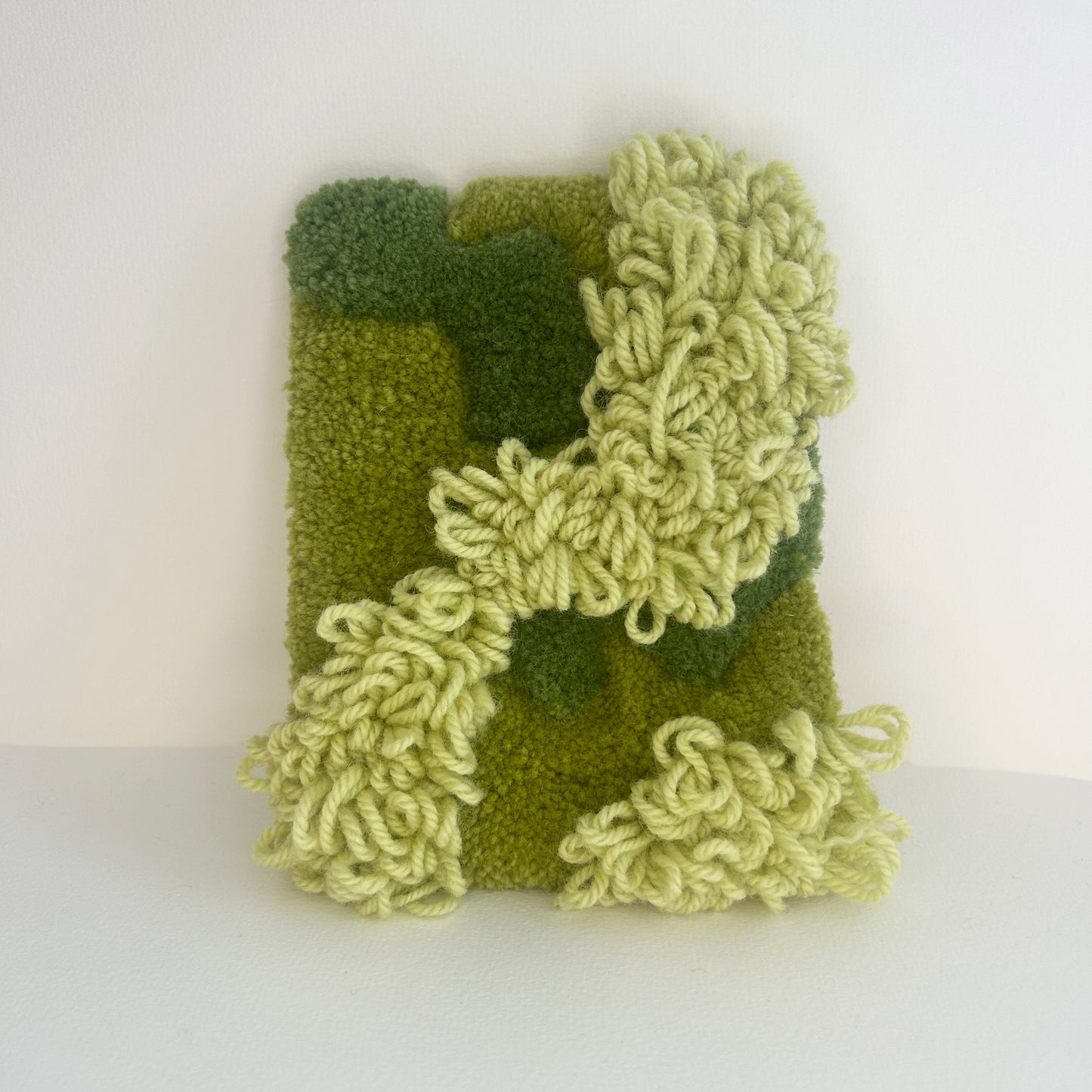Petit cadre vert en tufting.