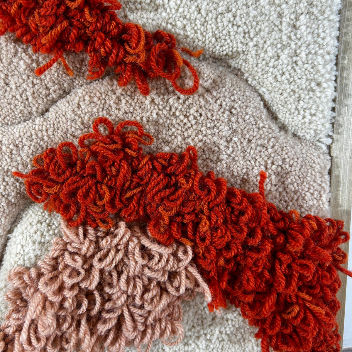 Tableau en tufting orange, pêche, beige.