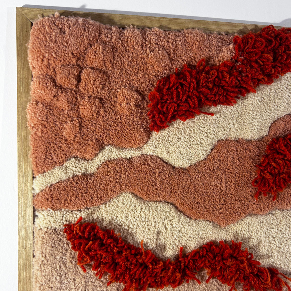 Tableau en tufting orange, pêche, beige.