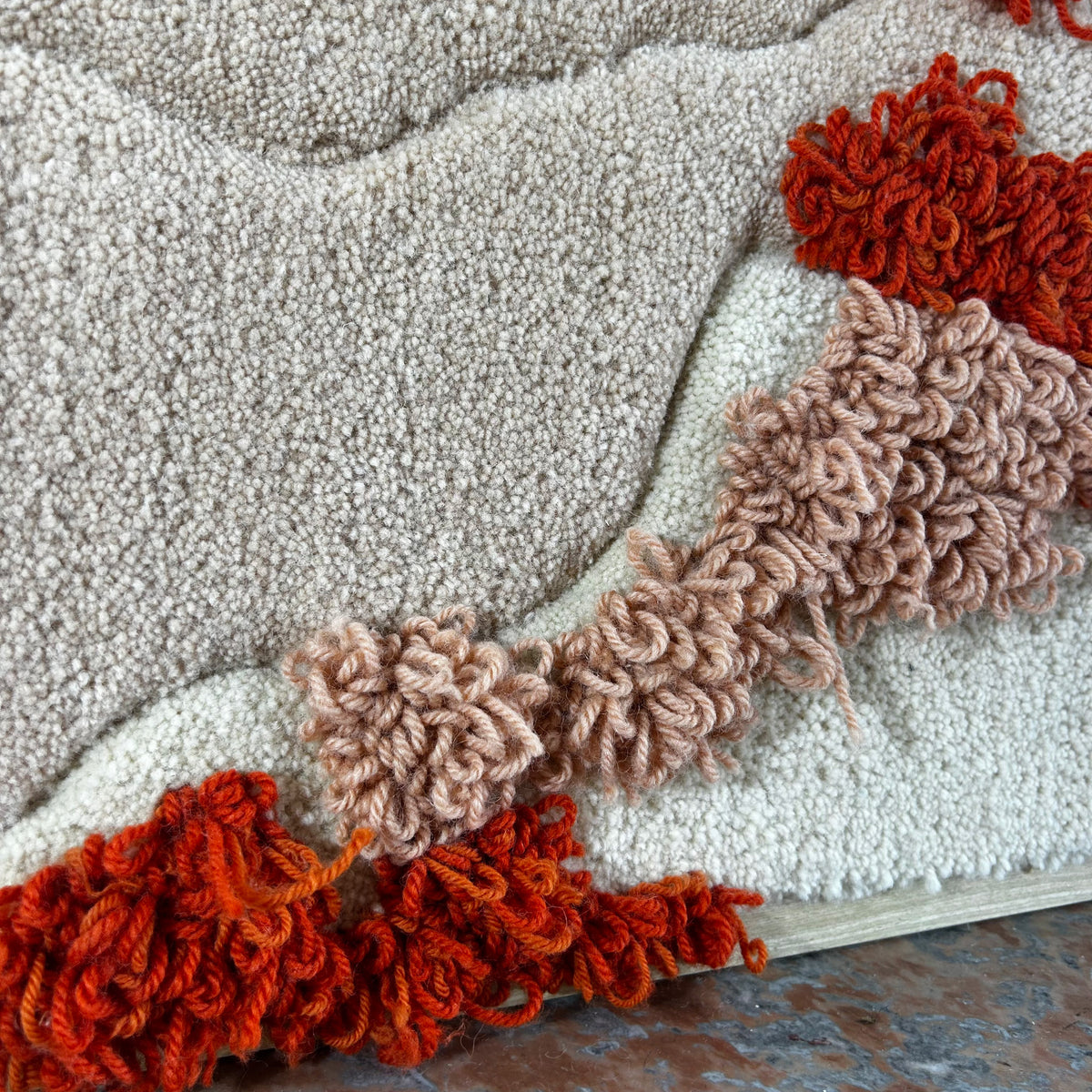 Tableau en tufting orange, pêche, beige.