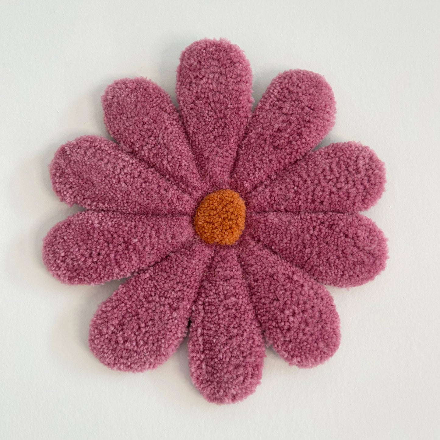 Marguerite rose en tufting.