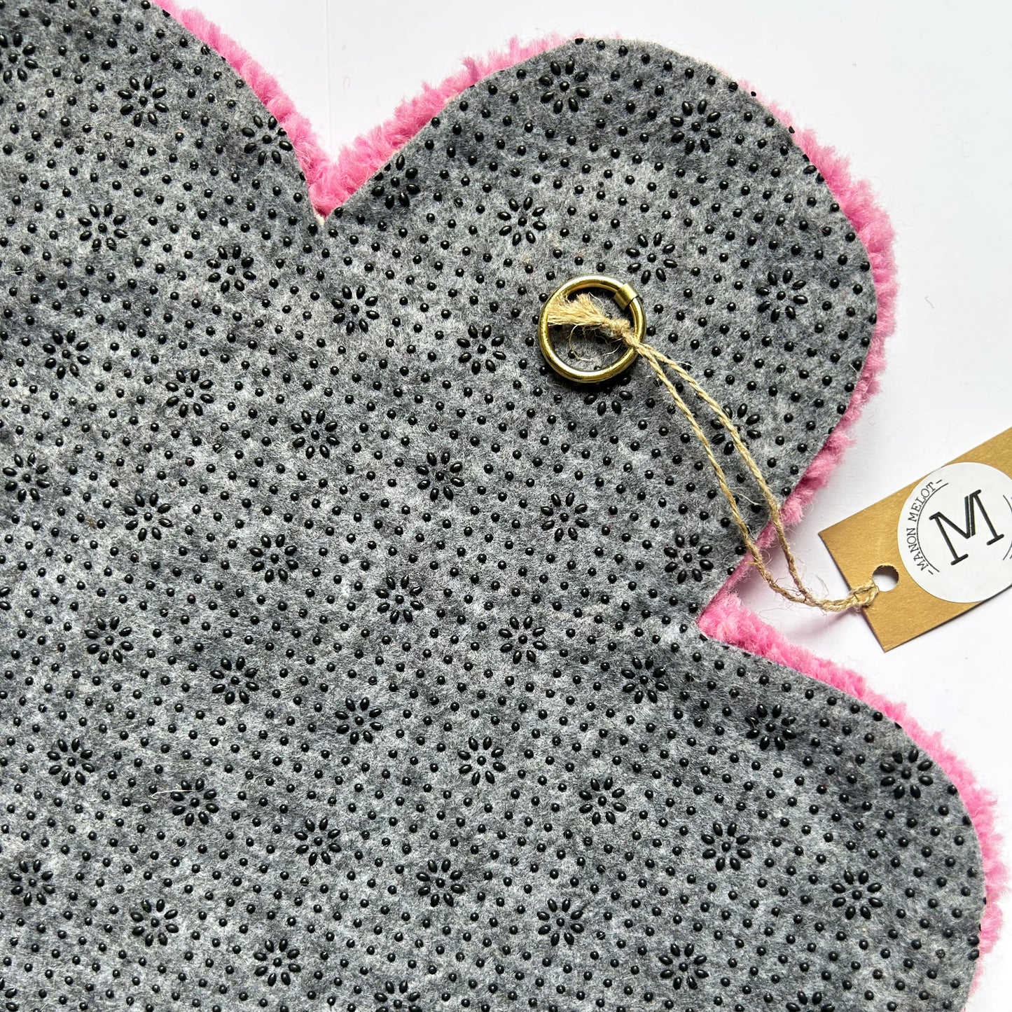 Fleur rose et rouge en tufting.