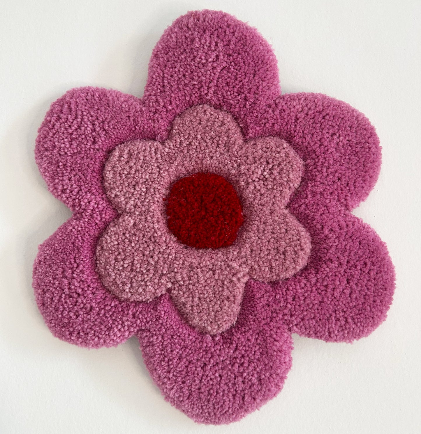 Fleur rose et rouge en tufting.