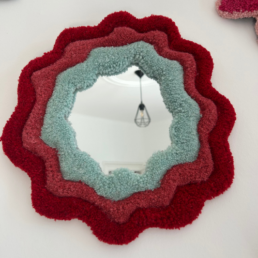 Miroir rouge et vert d'eau en tufting.