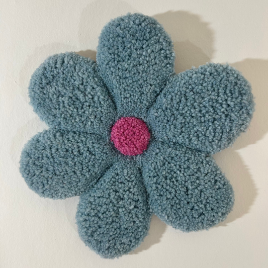 Fleur M bleue et rose en tufting.