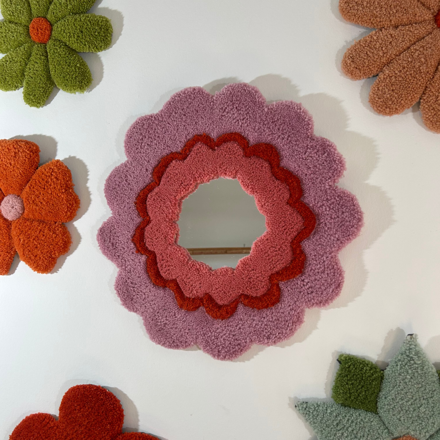 Miroir rose et orange en tufting.