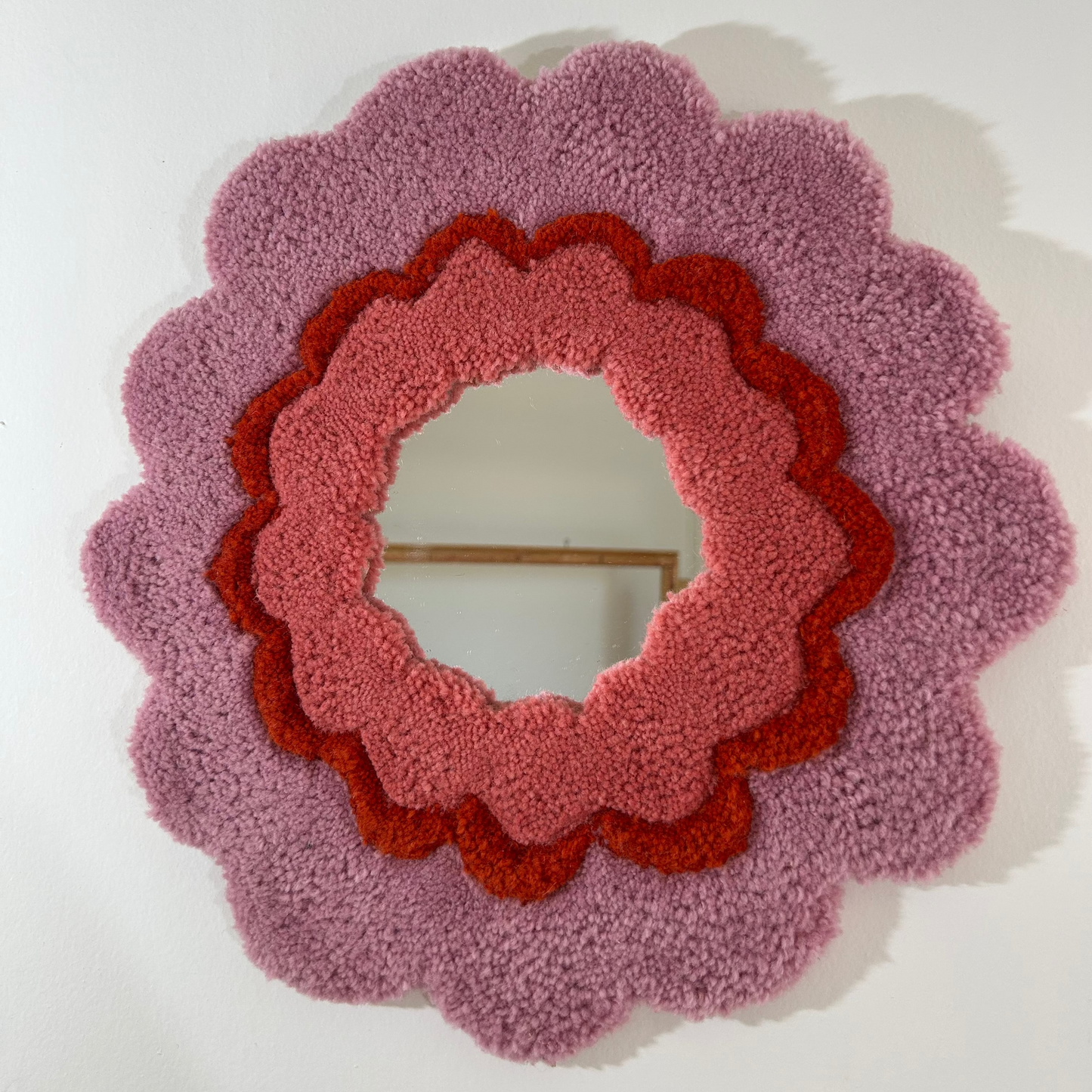 Miroir rose et orange en tufting.