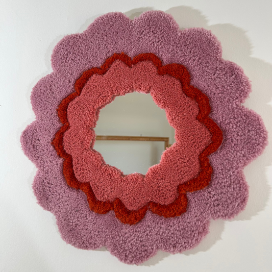 Miroir rose et orange en tufting.