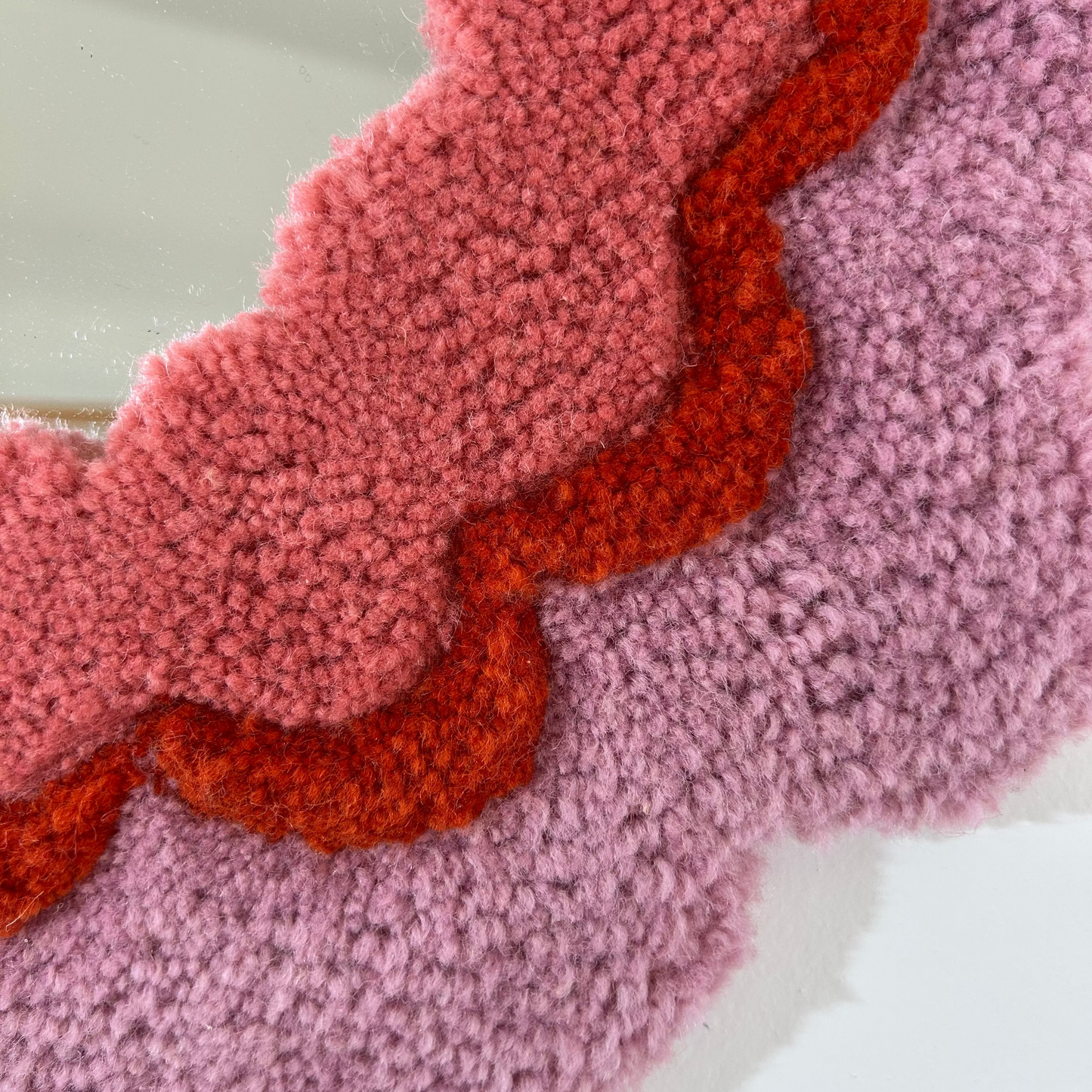 Miroir rose et orange en tufting.