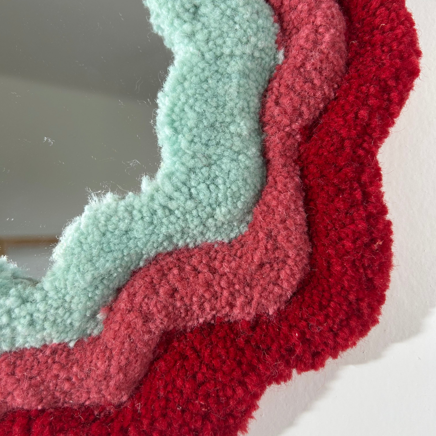 Miroir rouge et vert d'eau en tufting.