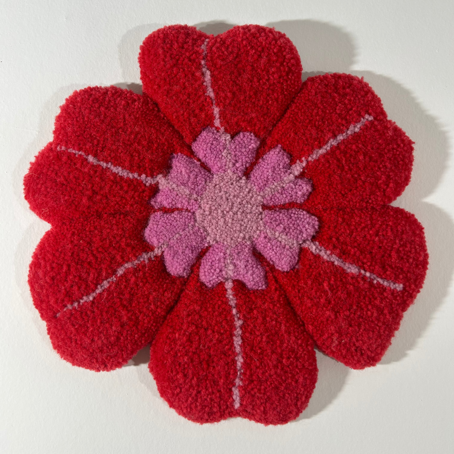 Fleur XL rouge et rose en tufting.