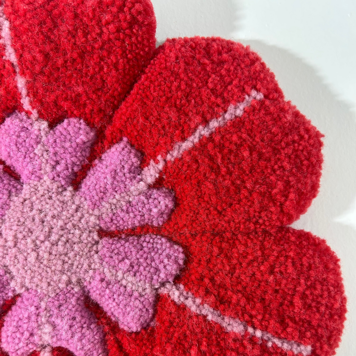 Fleur XL rouge et rose en tufting.