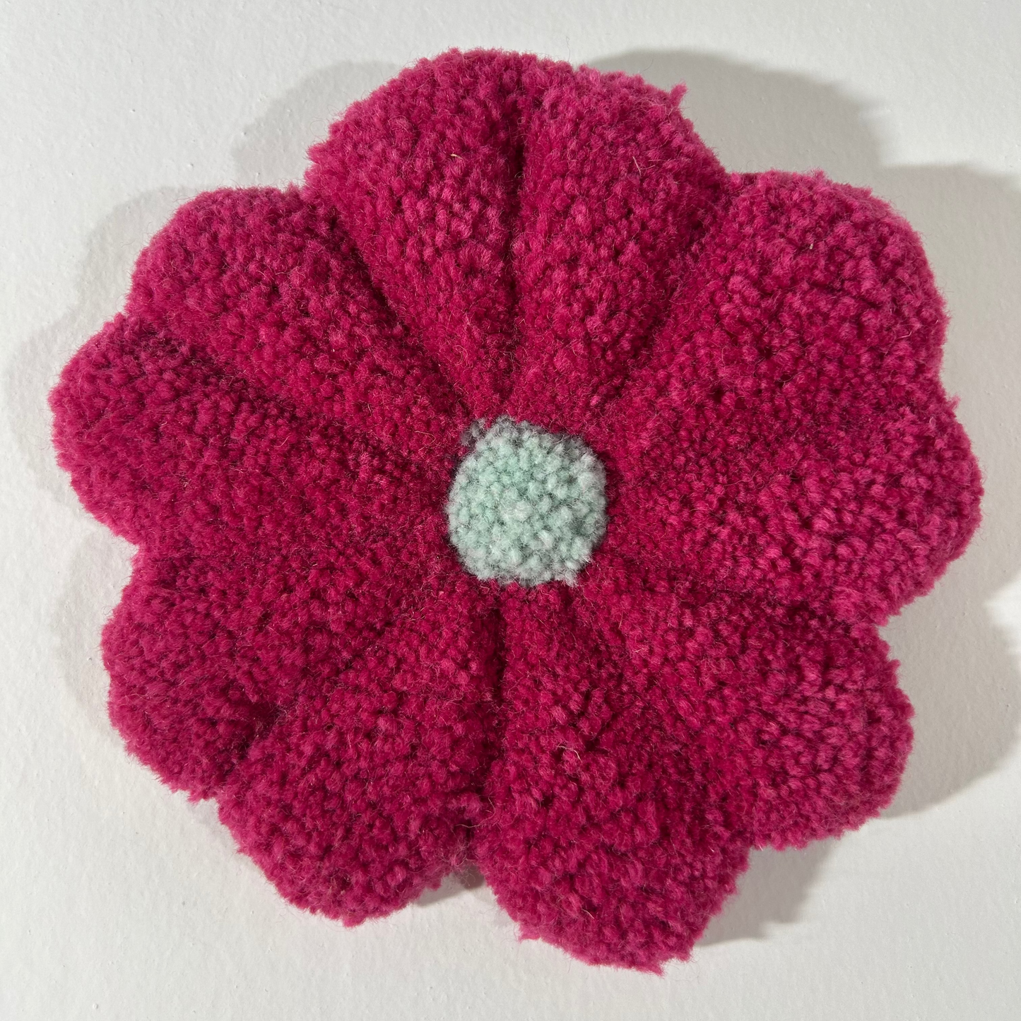 Fleur S rose et verte d'eau en tufting.