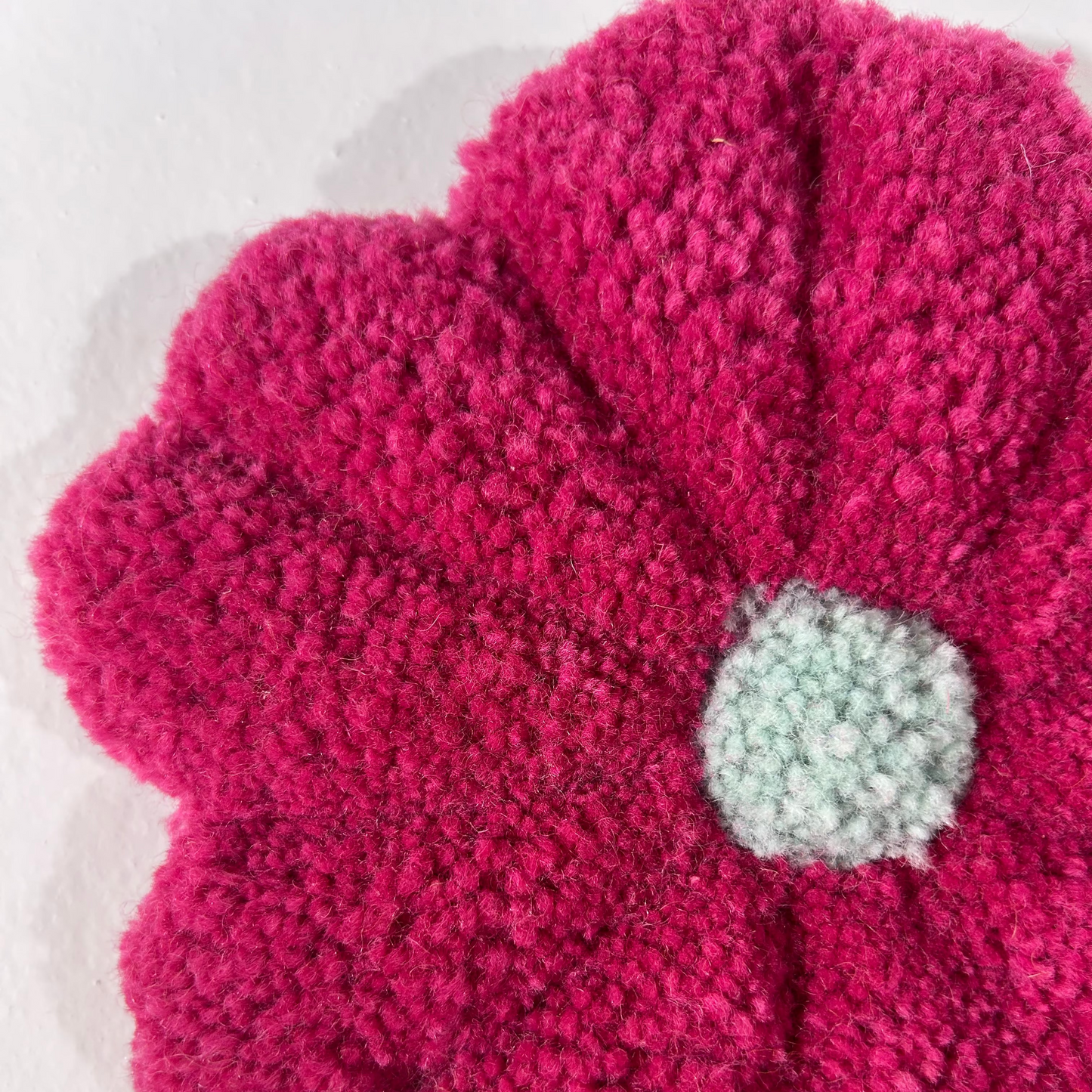 Fleur S rose et verte d'eau en tufting.