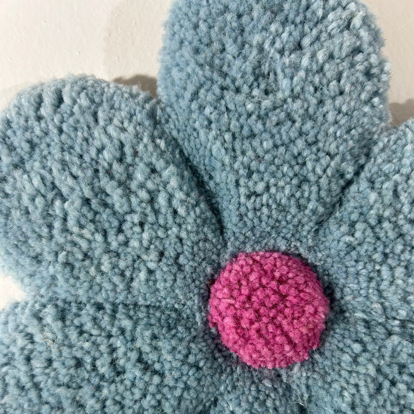 Fleur M bleue et rose en tufting.