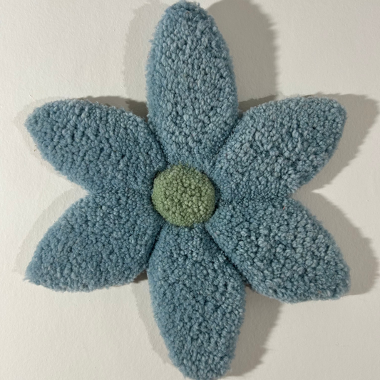 Fleur L bleue en tufting.