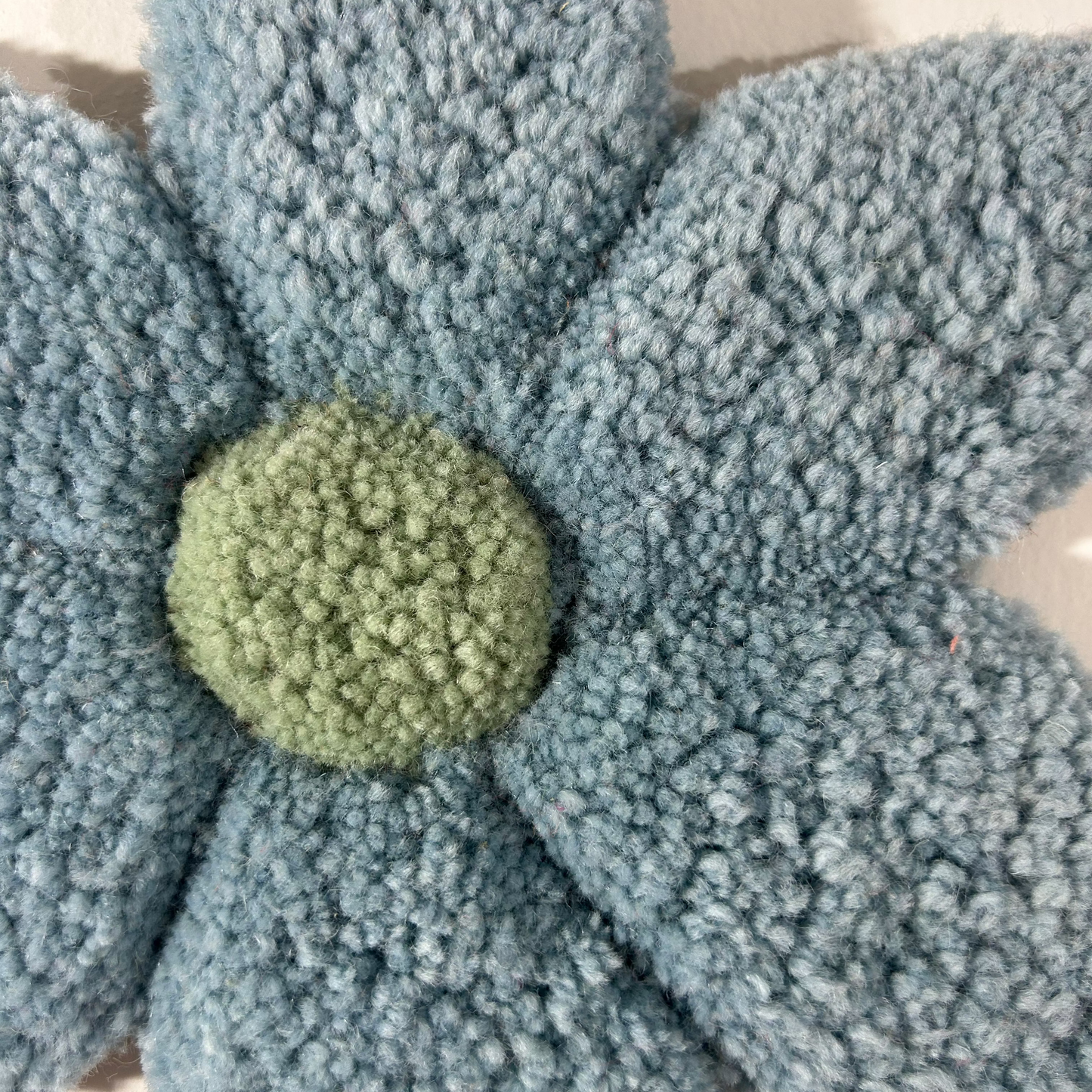 Fleur L bleue en tufting.