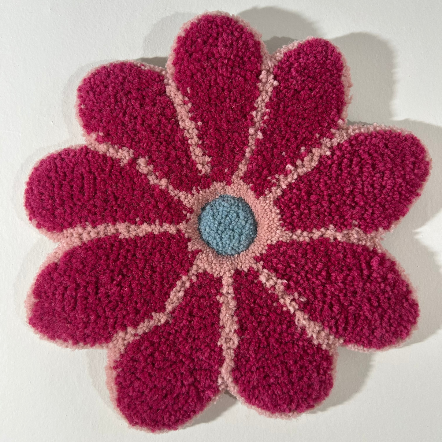 Fleur L rose et bleue en tufting.