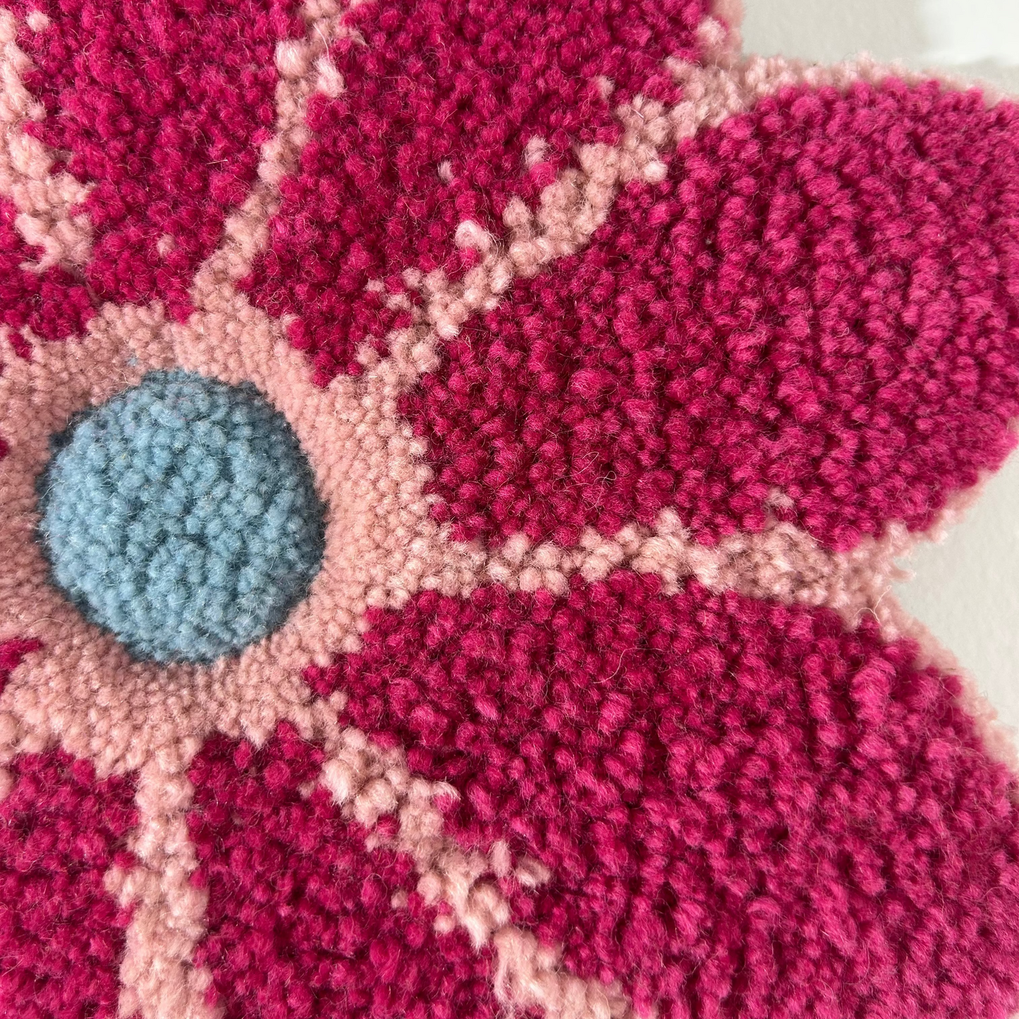 Fleur L rose et bleue en tufting.