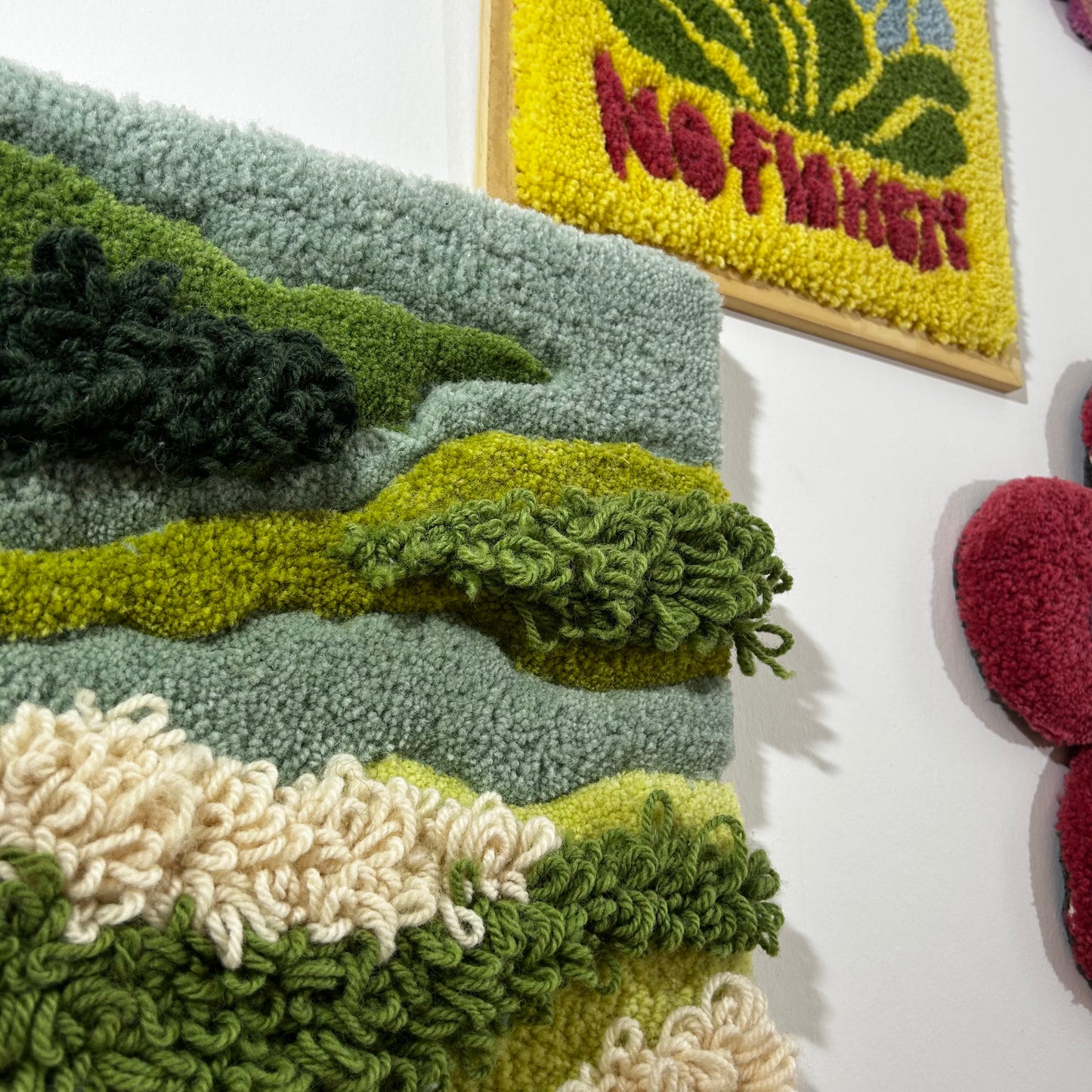 Tableau verts et beige en tufting.