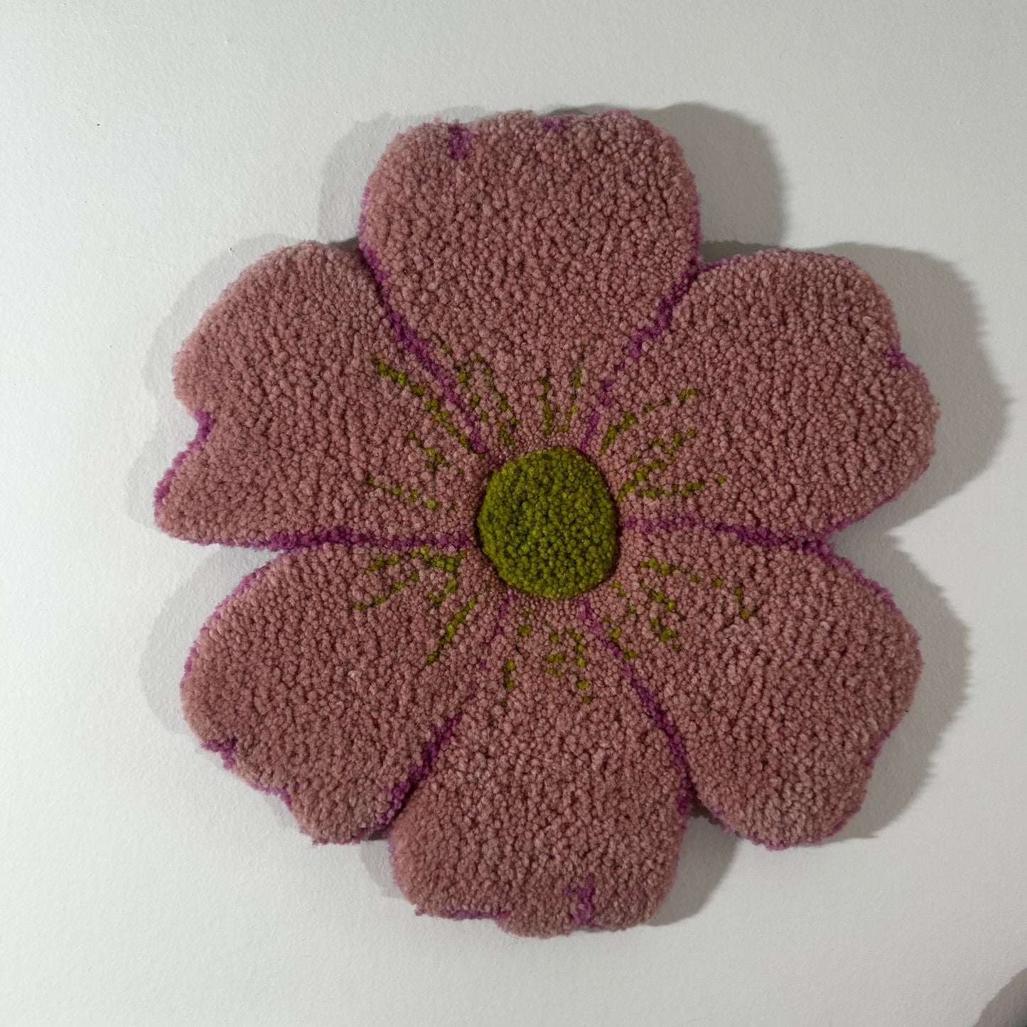 Fleur XL rose et verte en tufting.