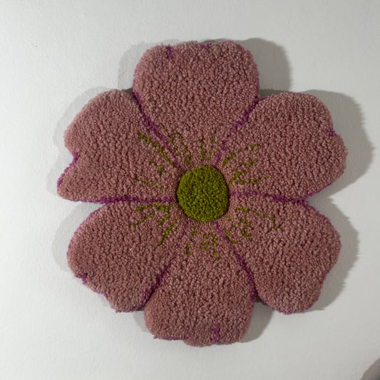 Fleur XL rose et verte en tufting.