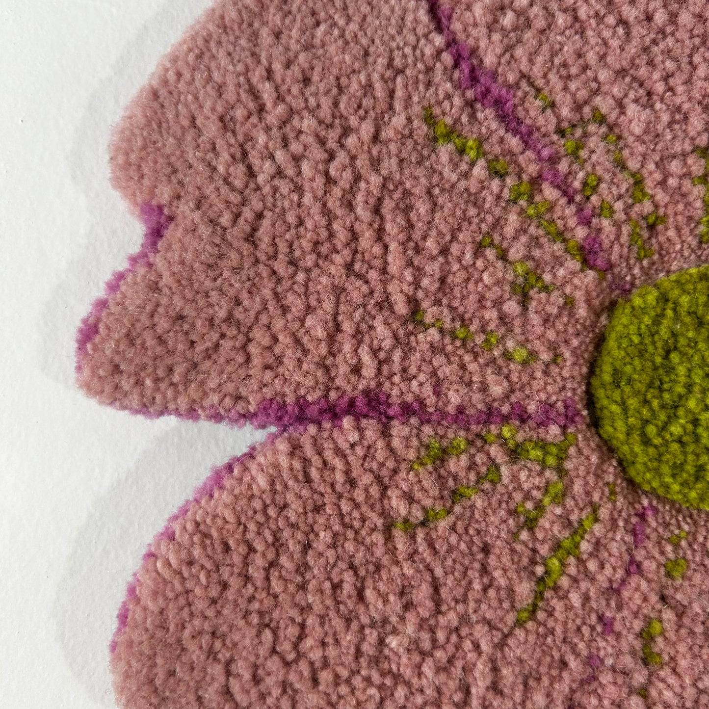 Fleur XL rose et verte en tufting.