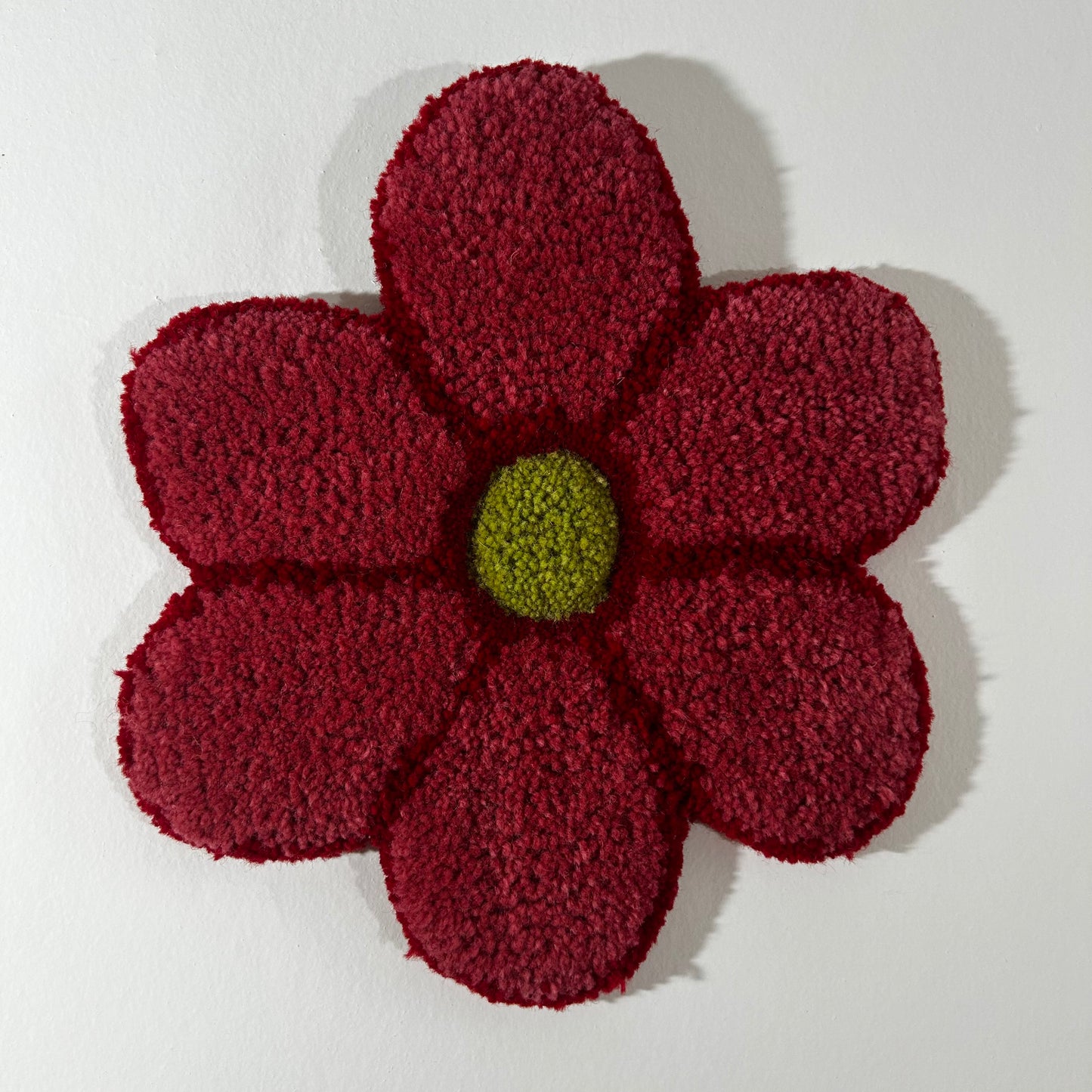 Fleur L rouge et verte en tufting.