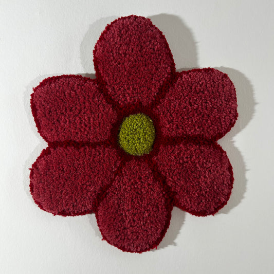 Fleur L rouge et verte en tufting.