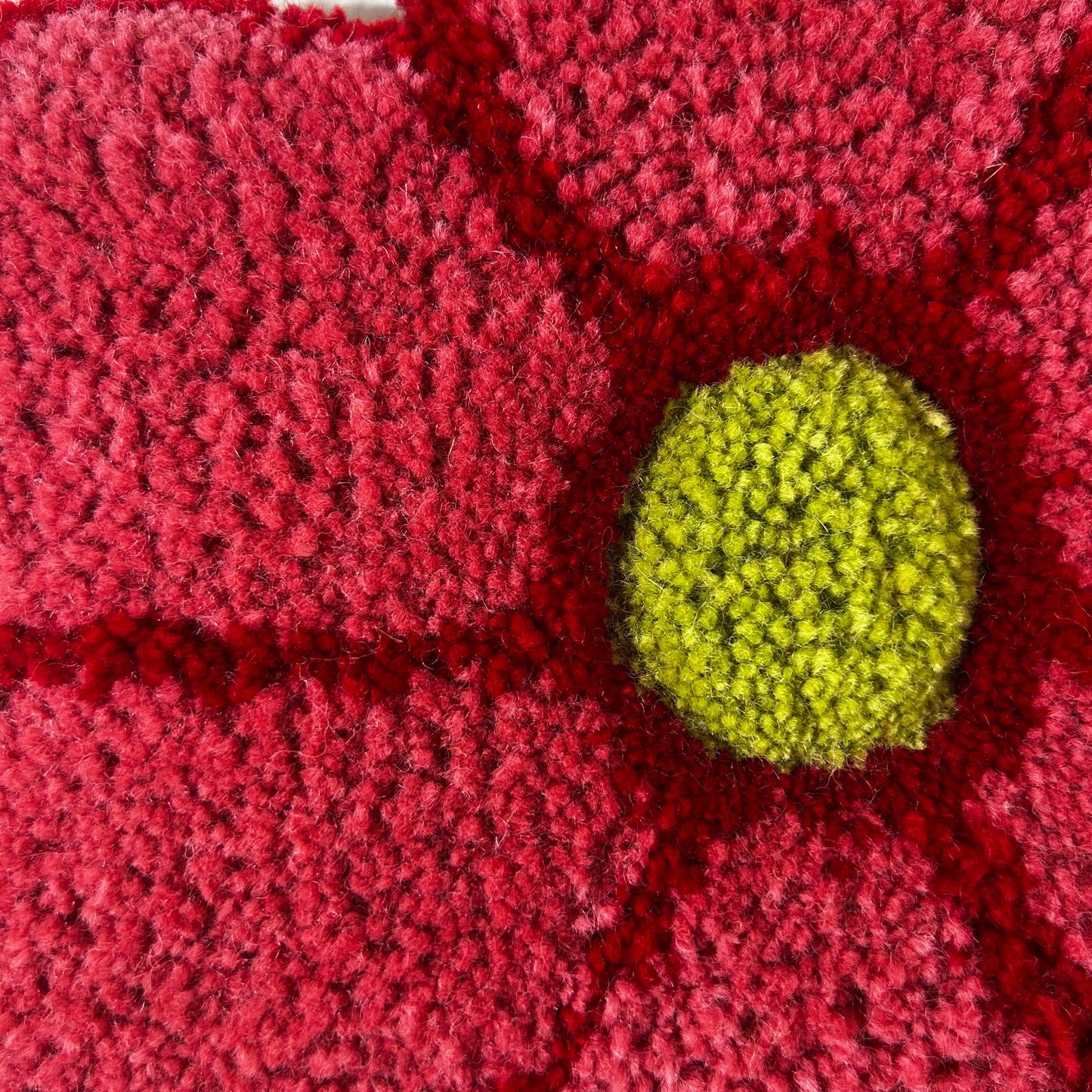 Fleur L rouge et verte en tufting.