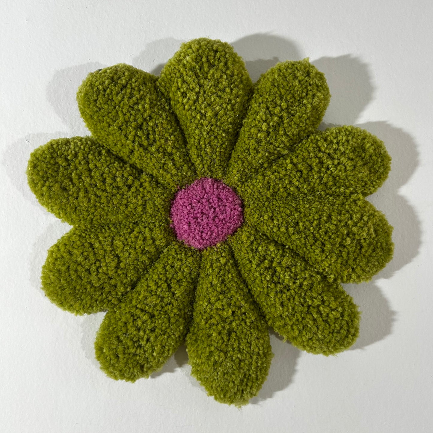 Fleur M verte et rose en tufting.
