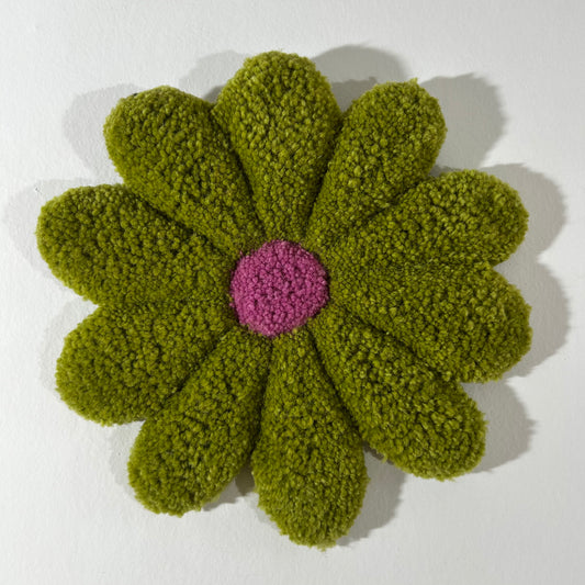 Fleur M verte et rose en tufting.