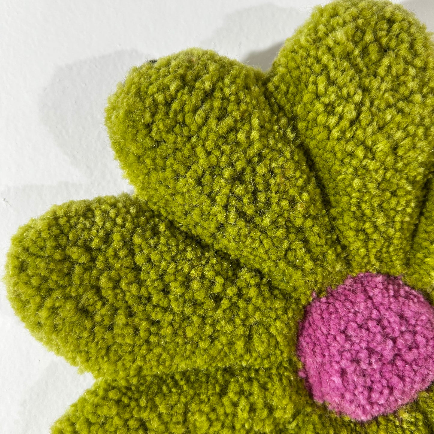 Fleur M verte et rose en tufting.