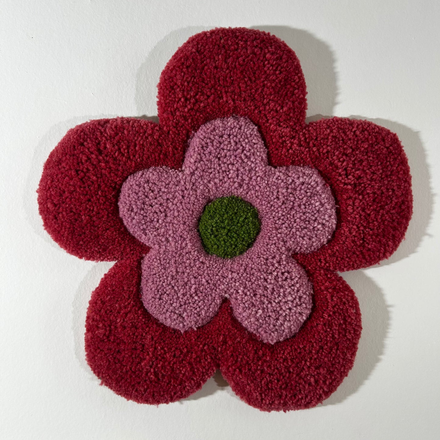 Fleur XL rose et verte en tufting.