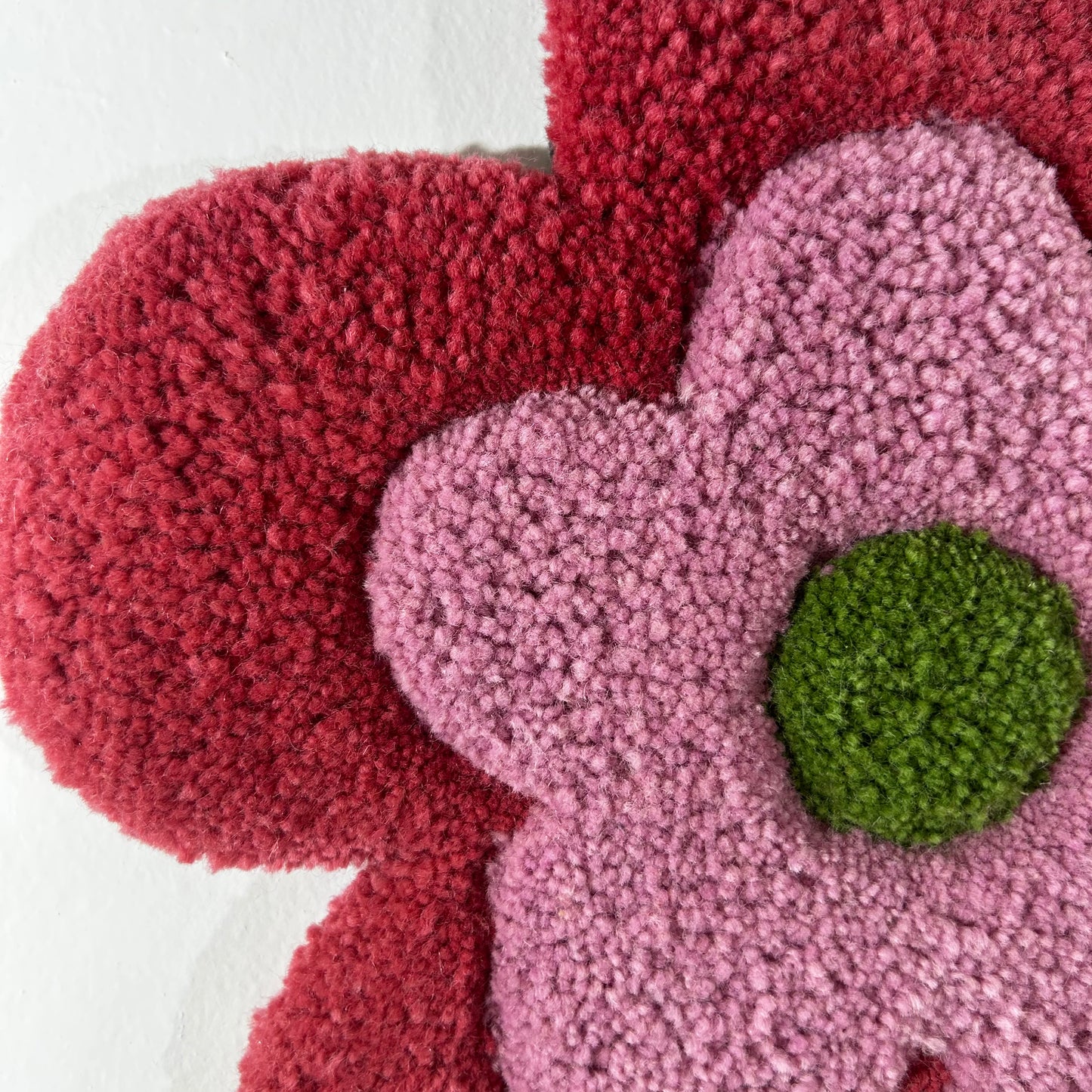Fleur XL rose et verte en tufting.