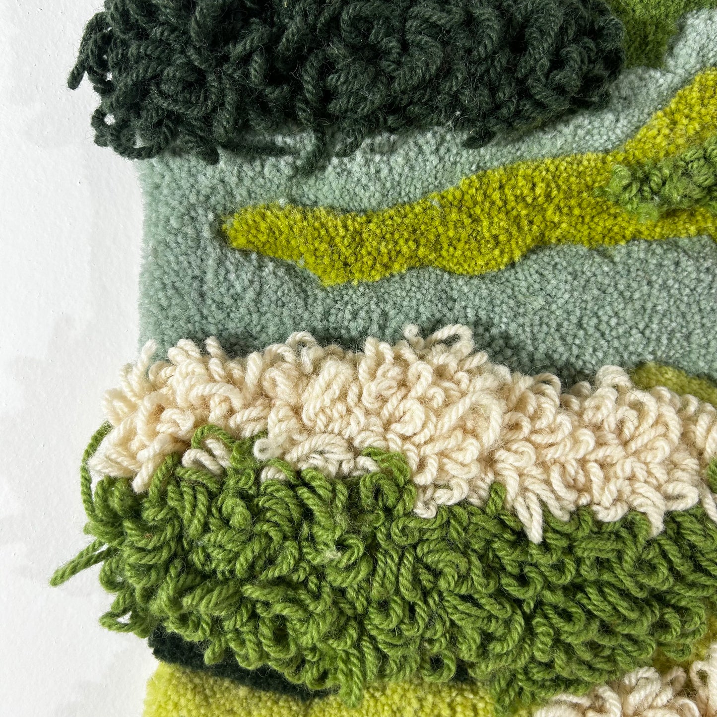 Tableau verts et beige en tufting.