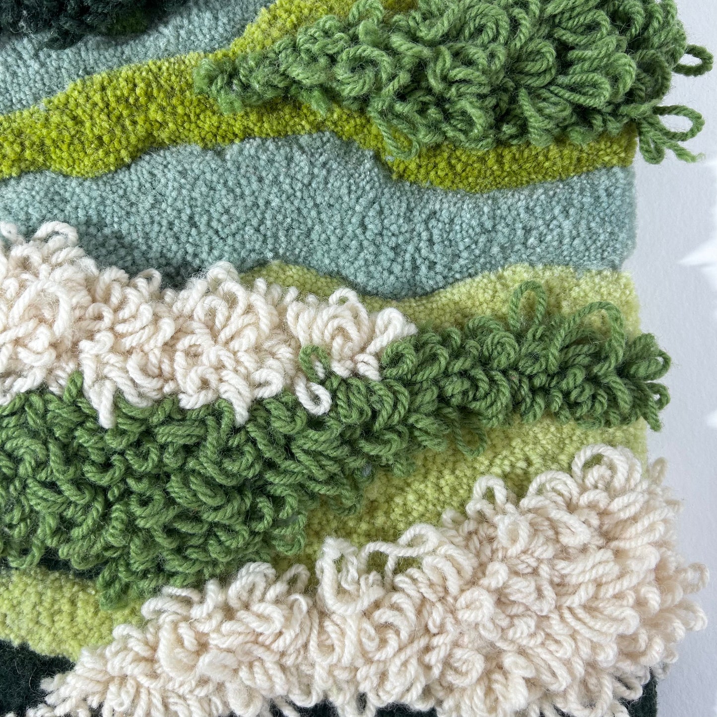 Tableau verts et beige en tufting.