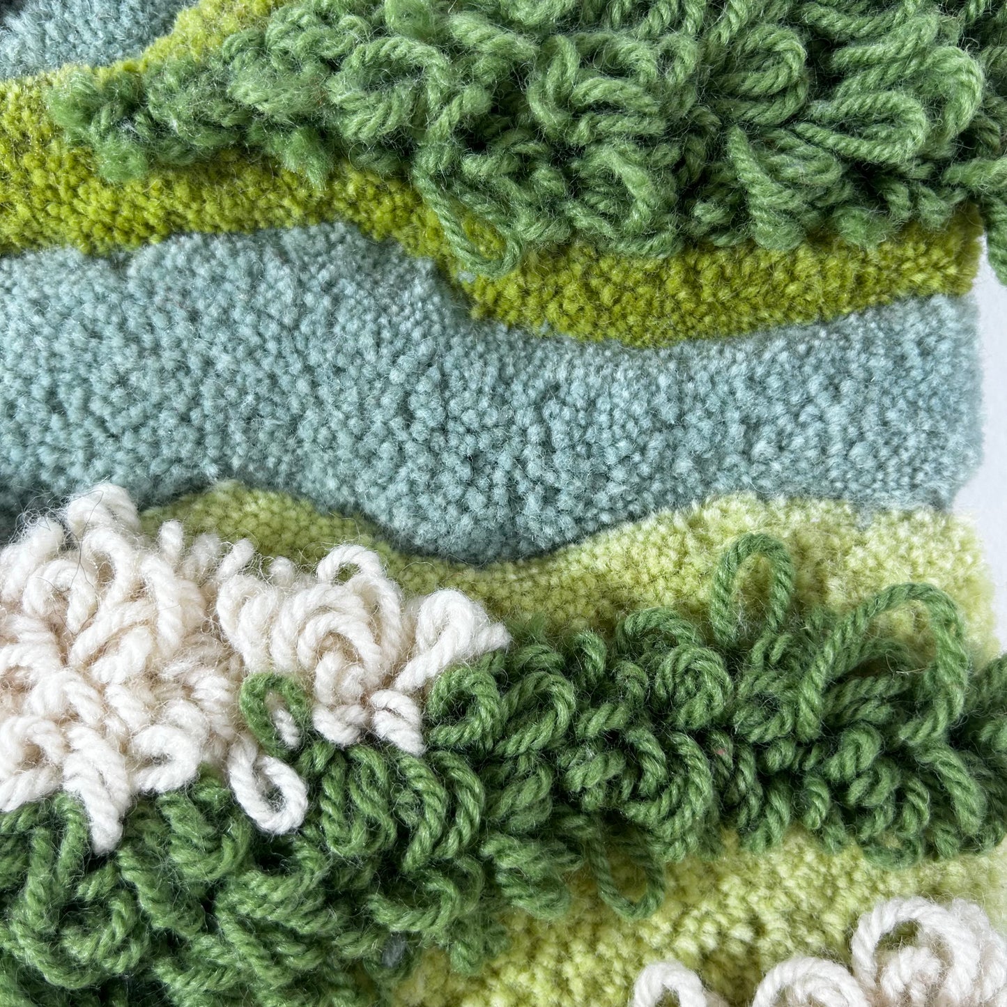 Tableau verts et beige en tufting.
