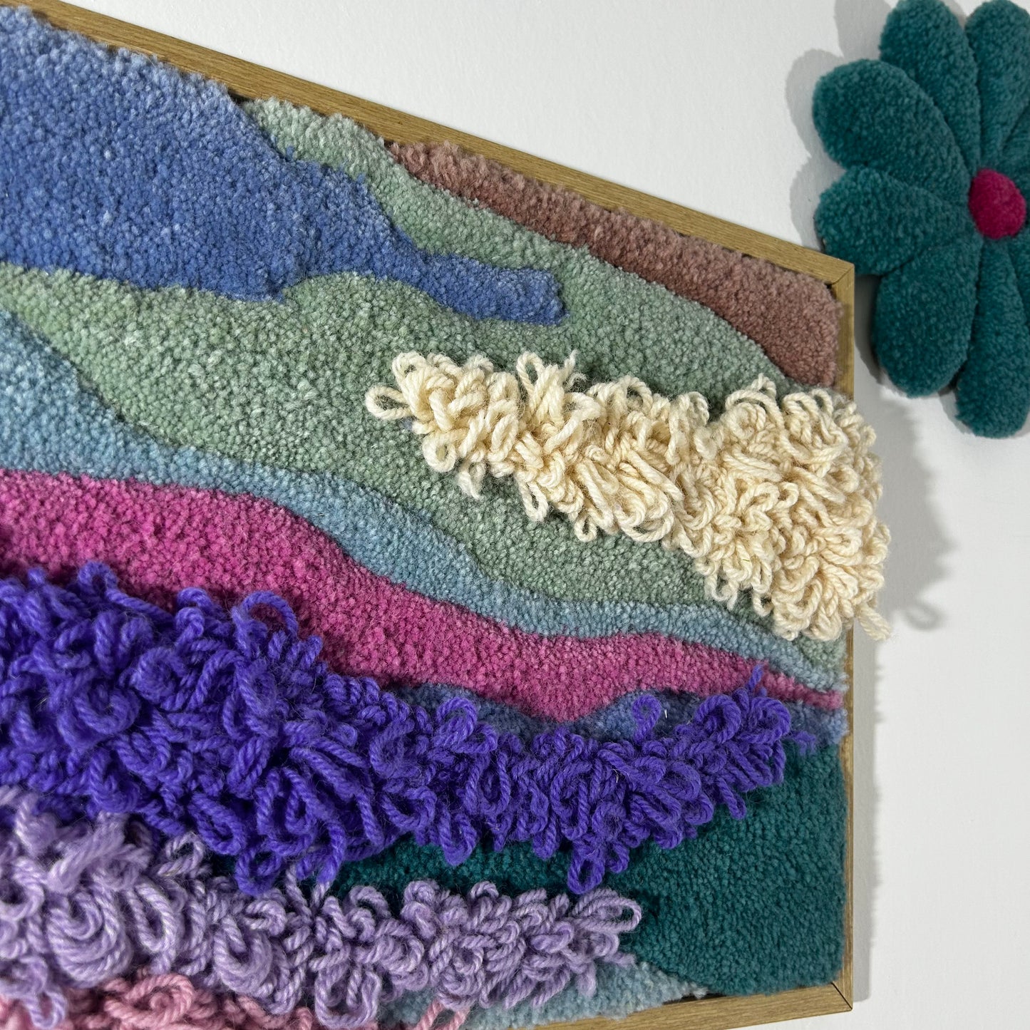 Cadre bleu, violet et rose en tufting.