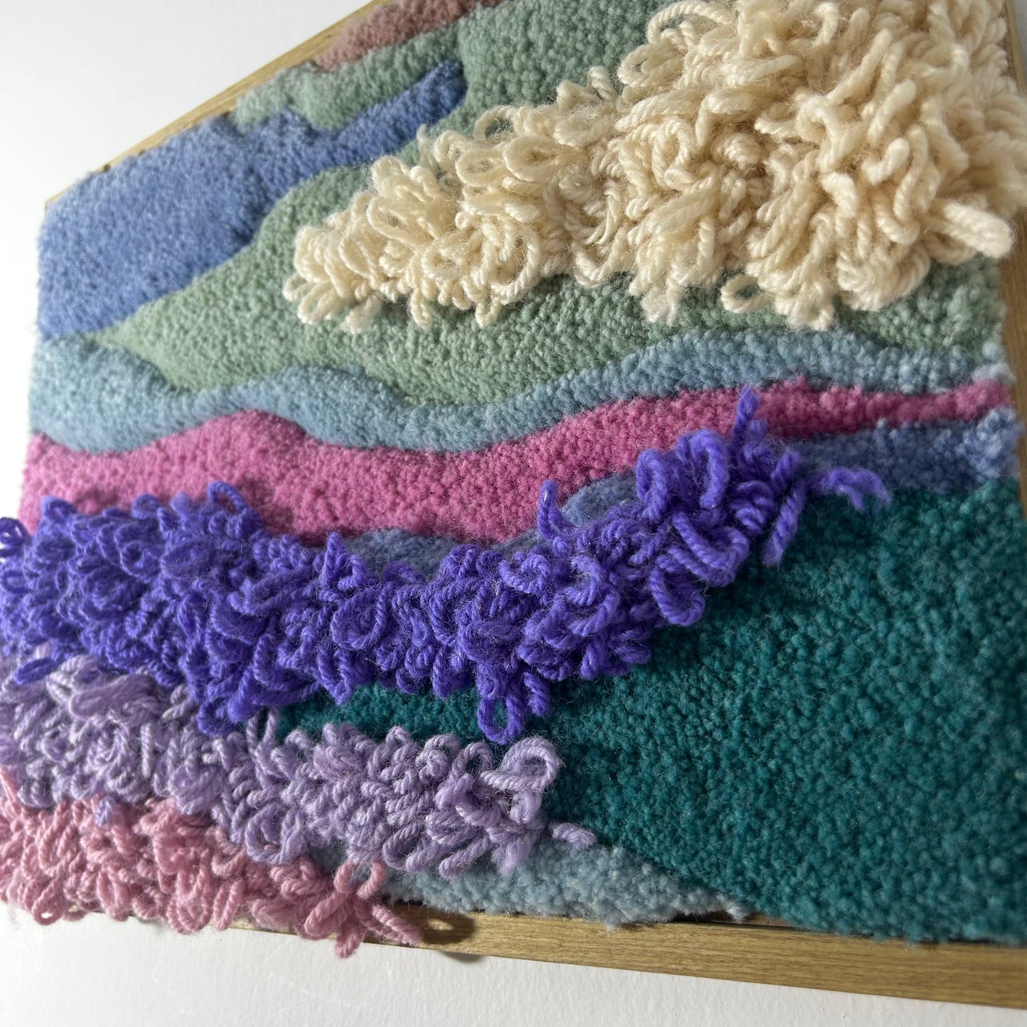 Cadre bleu, violet et rose en tufting.