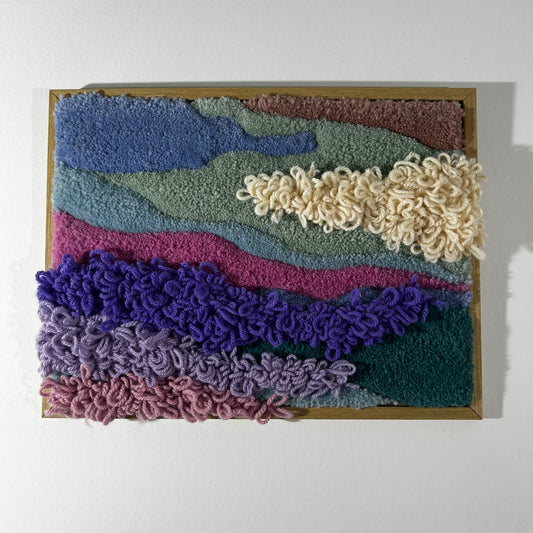 Cadre bleu, violet et rose en tufting.