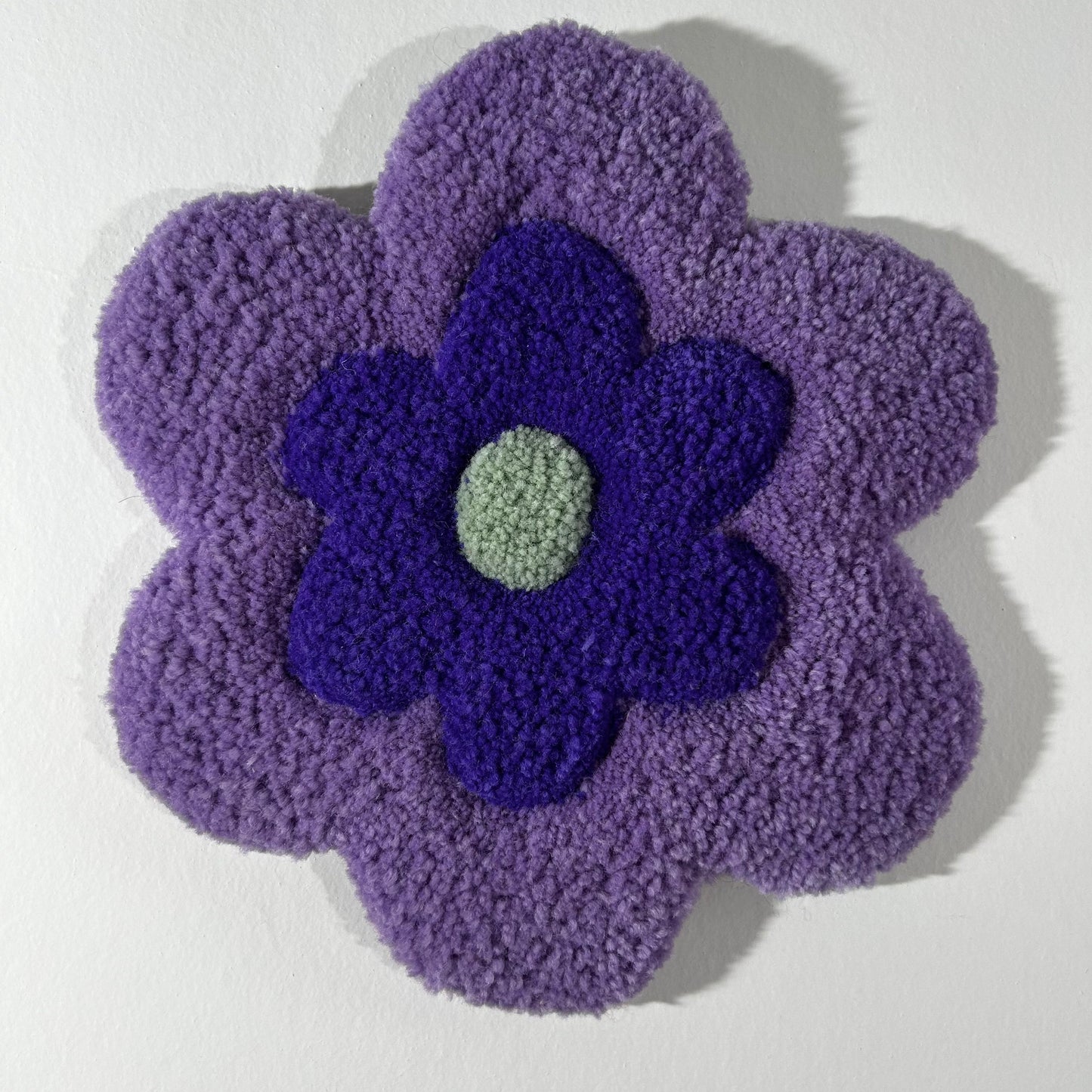 Fleur L violette et verte d'eau.