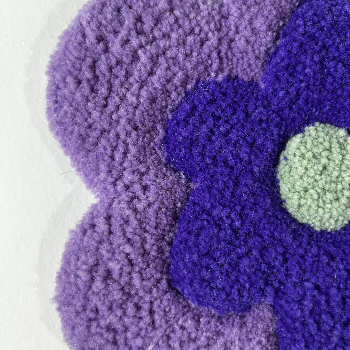 Fleur L violette et verte d'eau.